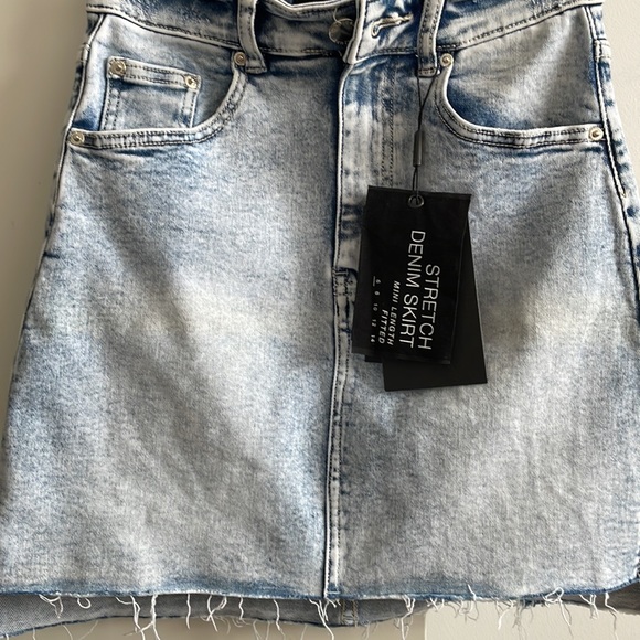 DECJUBA Dresses & Skirts - DECJUBA size 6 NEW denim skirt. Has stretch.